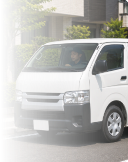 車で現場に駆けつけるスタッフの画像