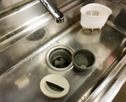 キッチンの排水溝つまりの直し方と掃除方法を詳しく解説！