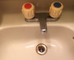 洗面所の排水溝つまりの原因と改善方法