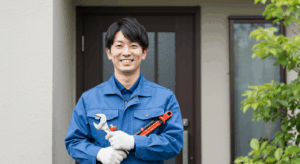日本人の30代〜40代の男性作業員
